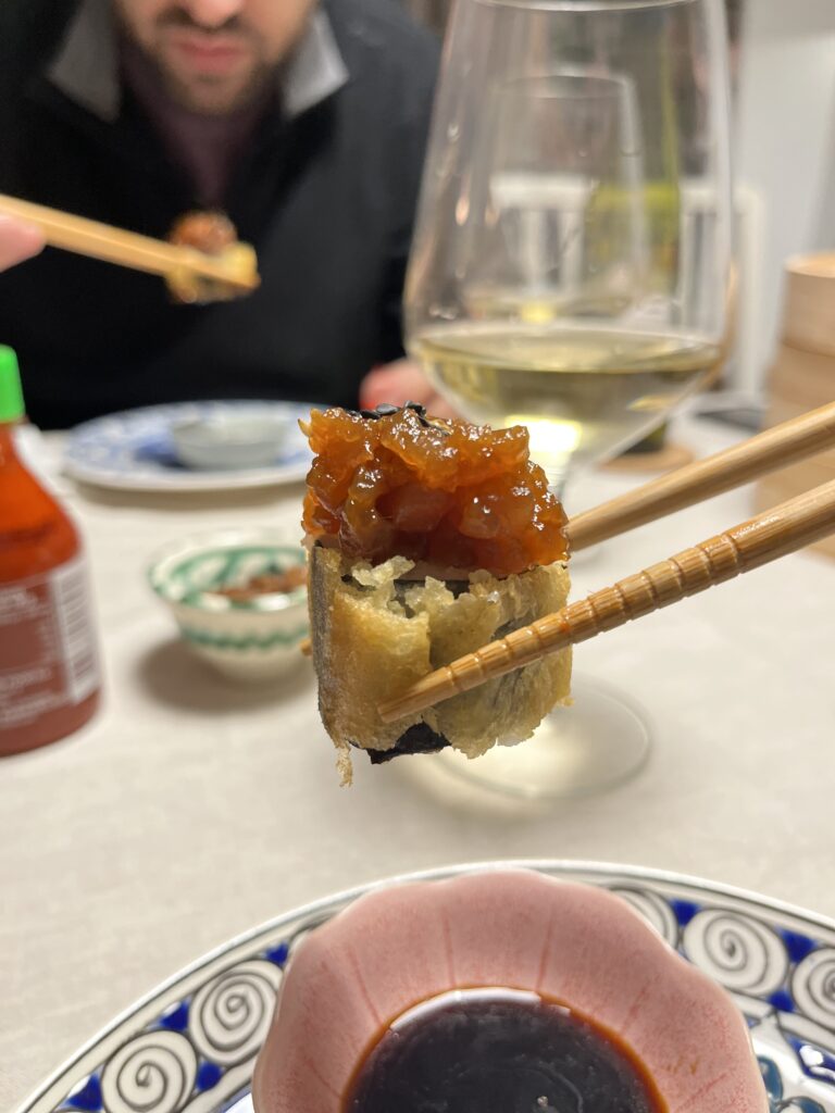 Sushi casero con salmón, aguacate y queso crema preparado en casa.