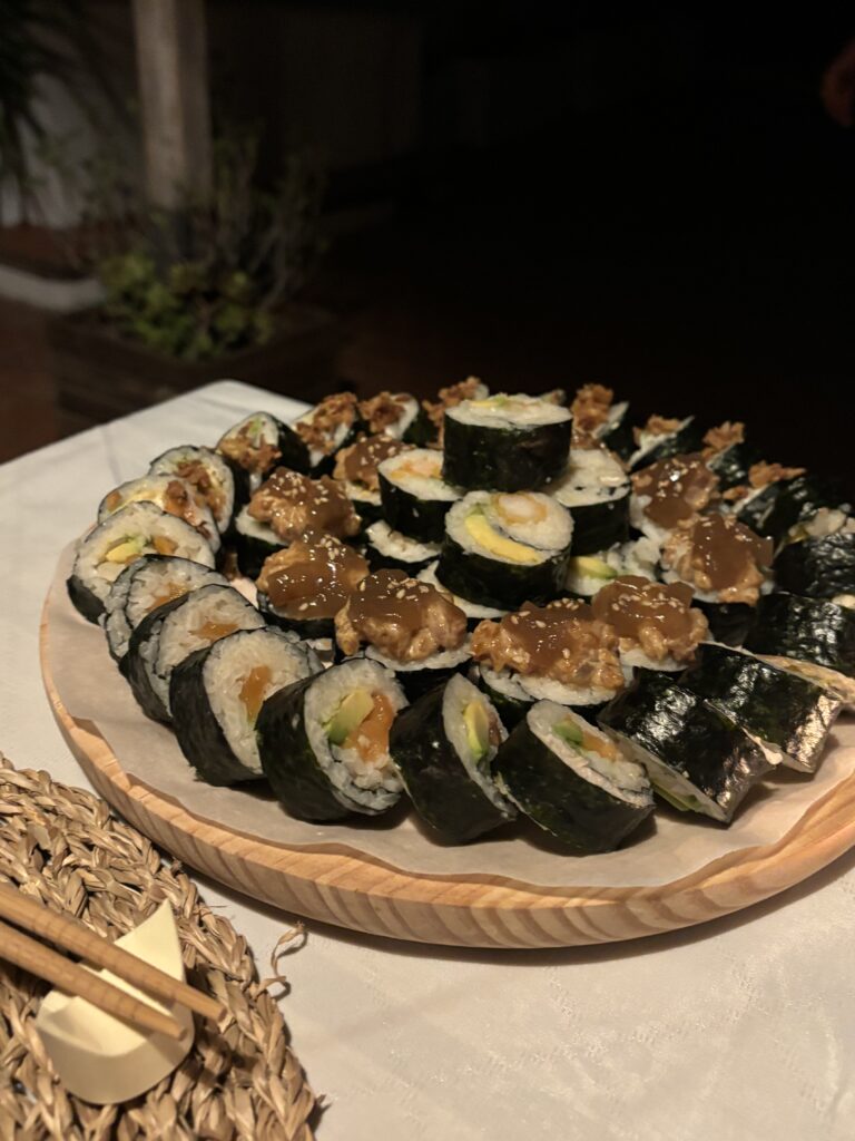 Presentación estética de sushi casero en una cena japonesa en casa.