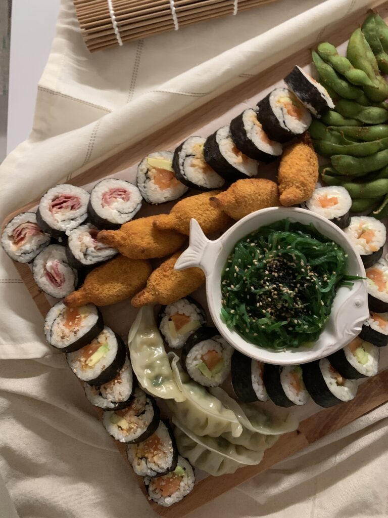 Combinación colorida de sushi con salmón, pepino y aguacate.