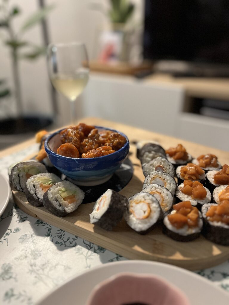 Bandeja de sushi variado con nigiris, makis y rolls creativos.